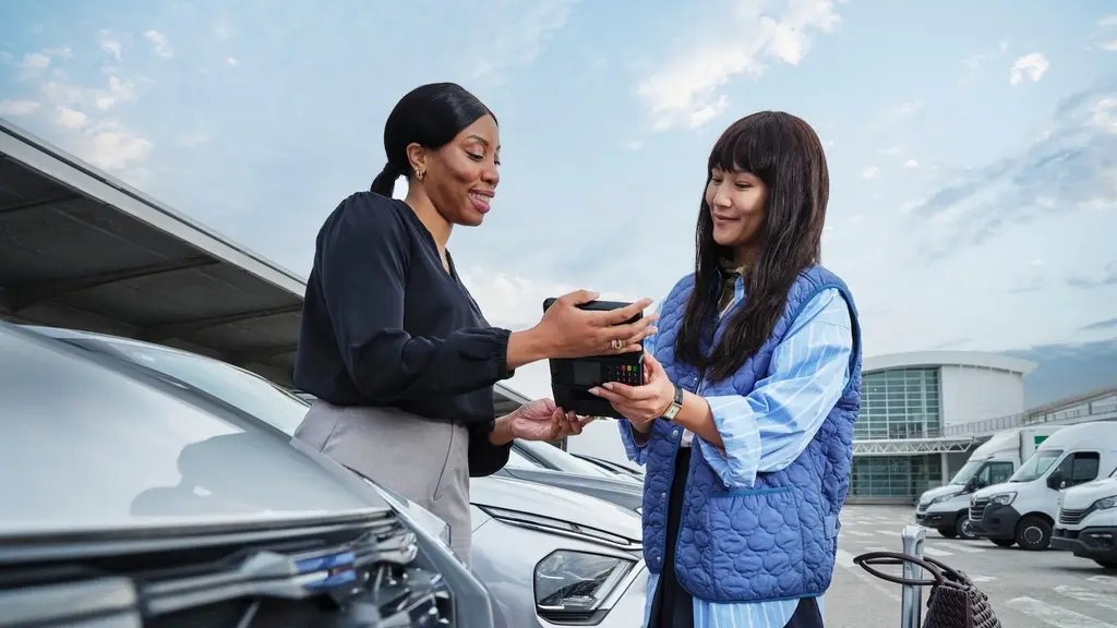 An Enterprise employee hands keys to a customer